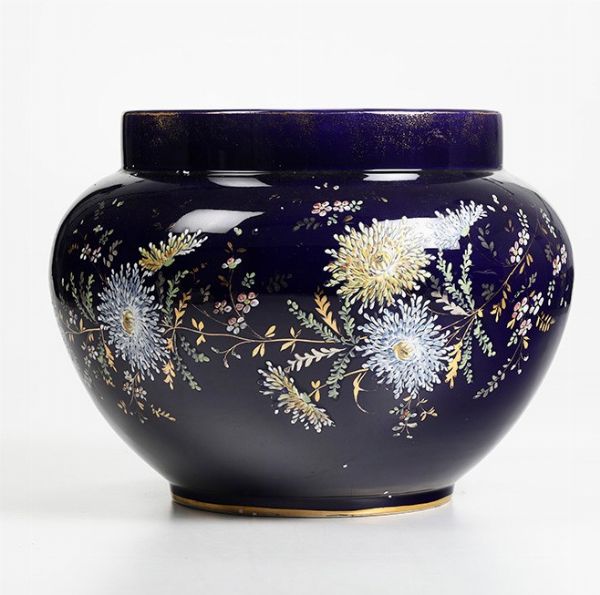 Vaso a fondo blu decorato a fiori in policromia oro e platino, XX secolo  - Asta Maioliche, Porcellane e Vetri - Associazione Nazionale - Case d'Asta italiane