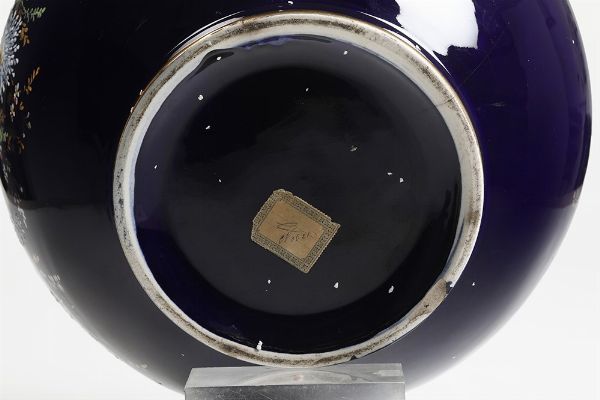 Vaso a fondo blu decorato a fiori in policromia oro e platino, XX secolo  - Asta Maioliche, Porcellane e Vetri - Associazione Nazionale - Case d'Asta italiane