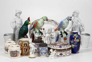 Diversi oggetti tra cui scatole e figurine in porcellana  - Asta Maioliche, Porcellane e Vetri - Associazione Nazionale - Case d'Asta italiane