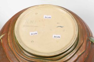 Due vasi con piedistallo<BR>America, Manifattura Roseville, XX secolo  - Asta Maioliche, Porcellane e Vetri - Associazione Nazionale - Case d'Asta italiane