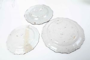 Tre piatti<BR>Liguria, XIX secolo (?)<BR>  - Asta Maioliche, Porcellane e Vetri - Associazione Nazionale - Case d'Asta italiane