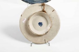 Una sottocoppa e un piatto<BR>Savona, XVIII secolo  - Asta Maioliche, Porcellane e Vetri - Associazione Nazionale - Case d'Asta italiane