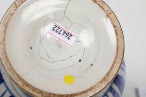 Coppia di albarelli<BR>Italia settentrionale, Probabilmente Veneto, XVIII secolo  - Asta Maioliche, Porcellane e Vetri - Associazione Nazionale - Case d'Asta italiane