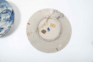 Tre piatti<BR>Liguria, XVII-XVIII secolo e un piatto Francia, Nevers, seconda met del XVII secolo  - Asta Maioliche, Porcellane e Vetri - Associazione Nazionale - Case d'Asta italiane