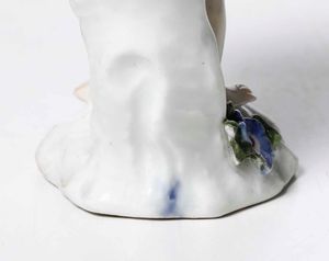 Figurina di putto acquaiolo<BR>Meissen, 1750 circa  - Asta Maioliche, Porcellane e Vetri - Associazione Nazionale - Case d'Asta italiane