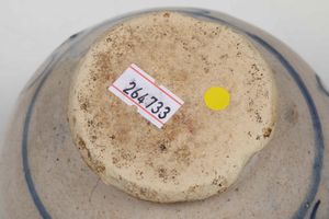 Un piccolo versatoio e un pilloliere<BR>Liguria, probabilmente Savona, XIX secolo  - Asta Maioliche, Porcellane e Vetri - Associazione Nazionale - Case d'Asta italiane