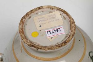 Un piccolo versatoio e un pilloliere<BR>Liguria, probabilmente Savona, XIX secolo  - Asta Maioliche, Porcellane e Vetri - Associazione Nazionale - Case d'Asta italiane