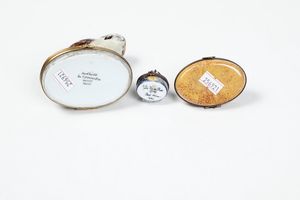 Tre scatole con gufi<BR>Francia, Manifattura di Limoges, XX secolo  - Asta Maioliche, Porcellane e Vetri - Associazione Nazionale - Case d'Asta italiane