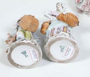 Coppia di vasi<BR>Italia, alla maniera di Doccia della fine del 700, XX secolo  - Asta Maioliche, Porcellane e Vetri - Associazione Nazionale - Case d'Asta italiane