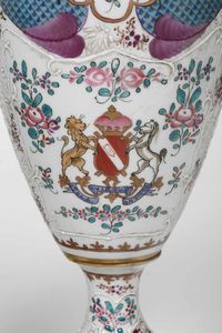 Coppia di vasi con coperchio<BR>Francia, Limoges (porcellana), decorazione Parigi, inizi del XX secolo  - Asta Maioliche, Porcellane e Vetri - Associazione Nazionale - Case d'Asta italiane