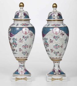 Coppia di vasi con coperchio<BR>Francia, Limoges (porcellana), decorazione Parigi, inizi del XX secolo  - Asta Maioliche, Porcellane e Vetri - Associazione Nazionale - Case d'Asta italiane