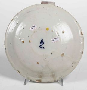 Piatto<BR>Liguria, probabilmente Albisola, XVIII secolo  - Asta Maioliche, Porcellane e Vetri - Associazione Nazionale - Case d'Asta italiane