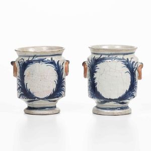 Un versatoio e cinque albarelli<BR>Liguria, XIX secolo  - Asta Maioliche, Porcellane e Vetri - Associazione Nazionale - Case d'Asta italiane