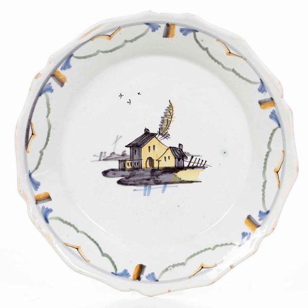 Piatto <BR>Francia, Manifattura di Nevers, XVIII secolo <BR>  - Asta Bacili da barbiere, bacinelle e fioriere in maiolica francese da collezione - Associazione Nazionale - Case d'Asta italiane