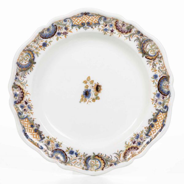 Piatto <BR>Francia, Marsiglia, probabilmente Manifattura Fauchier,  seconda met del XVIII secolo  - Asta Bacili da barbiere, bacinelle e fioriere in maiolica francese da collezione - Associazione Nazionale - Case d'Asta italiane