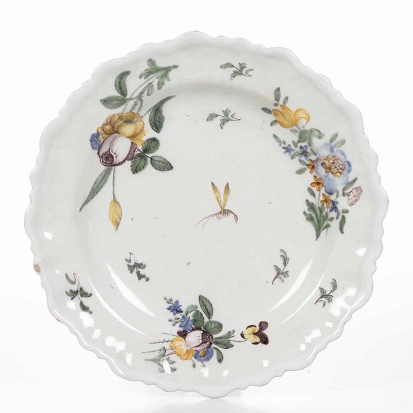 Piatto <BR>Francia, Porbabilmente Bordeaux, XVIII secolo  - Asta Bacili da barbiere, bacinelle e fioriere in maiolica francese da collezione - Associazione Nazionale - Case d'Asta italiane