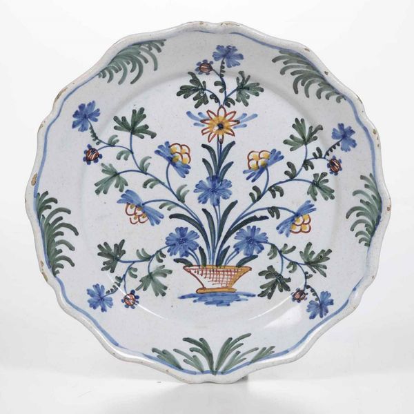 Piatto <BR>Francia, probabilmente Manifattura di Nevers, XVIII secolo  - Asta Bacili da barbiere, bacinelle e fioriere in maiolica francese da collezione - Associazione Nazionale - Case d'Asta italiane