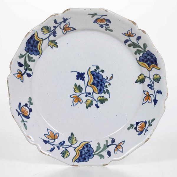 Piatto <BR>Francia, probabilmente Manifattura di Sinceny (Alta Francia - Piccardia), XVIII secolo  - Asta Bacili da barbiere, bacinelle e fioriere in maiolica francese da collezione - Associazione Nazionale - Case d'Asta italiane
