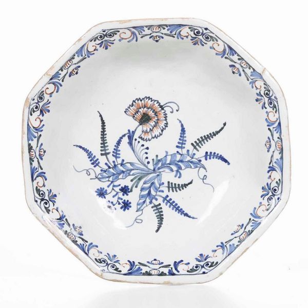 Piatto fondo <BR>Francia, probabilmente Manifattura di Rouen, terzo quarto del XVIII secolo  - Asta Bacili da barbiere, bacinelle e fioriere in maiolica francese da collezione - Associazione Nazionale - Case d'Asta italiane