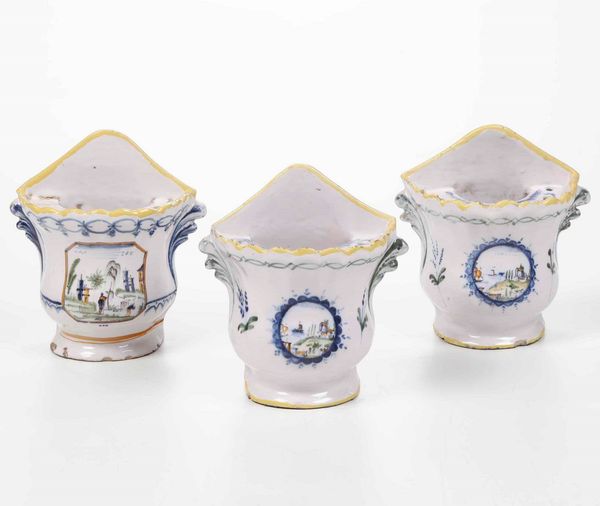 Tre fioriere da parete<BR>Francia, Manifattura di La Rochelle (?) (Charente Marittima), XIX secolo  - Asta Bacili da barbiere, bacinelle e fioriere in maiolica francese da collezione - Associazione Nazionale - Case d'Asta italiane