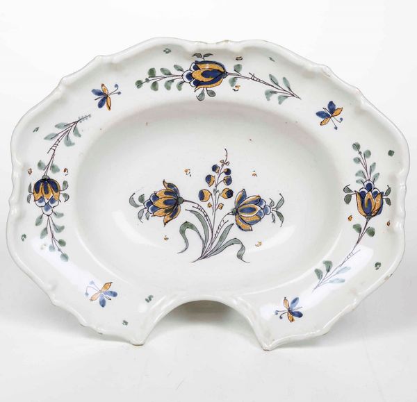 Bacile da barbiere<BR>Francia, probabilmente Hrault, Manifattura di Montpellier (?), XVIII secolo  - Asta Bacili da barbiere, bacinelle e fioriere in maiolica francese da collezione - Associazione Nazionale - Case d'Asta italiane