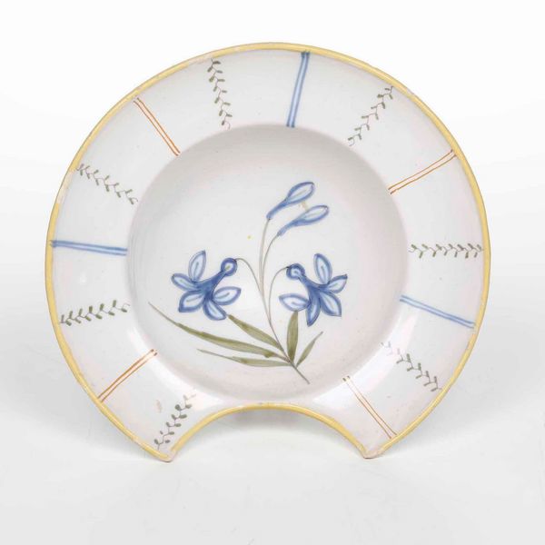 Bacile da barbiere<BR>Francia, XIX secolo  - Asta Bacili da barbiere, bacinelle e fioriere in maiolica francese da collezione - Associazione Nazionale - Case d'Asta italiane