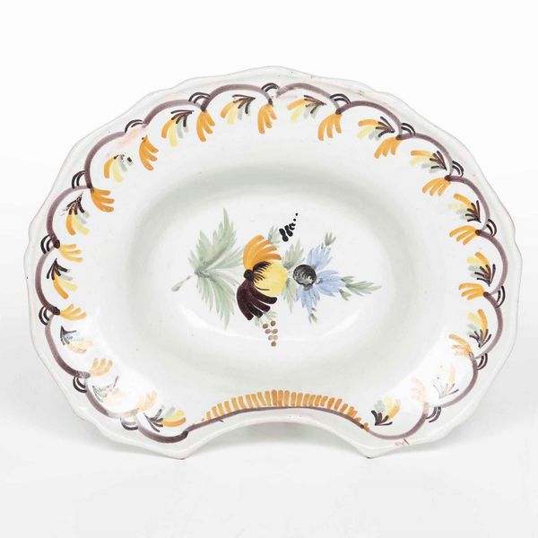 Bacile da barca<BR>Francia, probabilmente Nevers, XIX secolo  - Asta Bacili da barbiere, bacinelle e fioriere in maiolica francese da collezione - Associazione Nazionale - Case d'Asta italiane