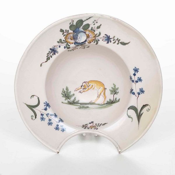 Bacile da barbiere<BR>Francia, Manifattura di Marsiglia o di Montpellier, seconda met XVIII secolo  - Asta Bacili da barbiere, bacinelle e fioriere in maiolica francese da collezione - Associazione Nazionale - Case d'Asta italiane