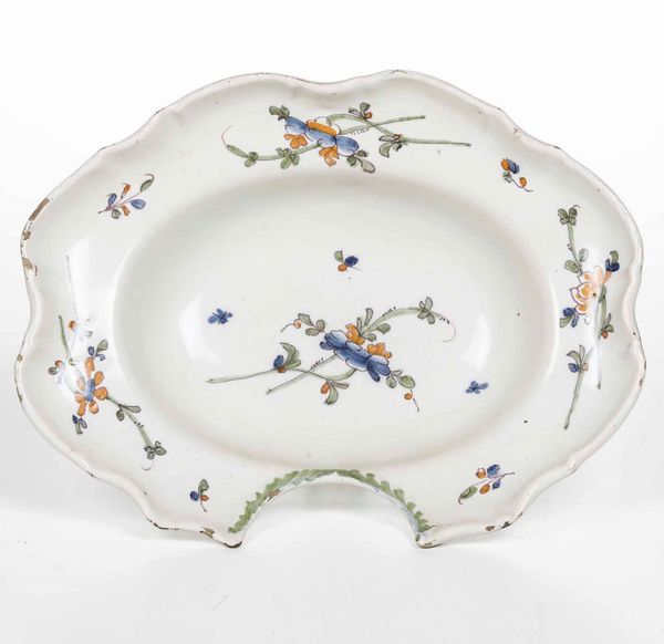 Bacile da barbiere<BR>Francia, Manifattura di Montpellier (?), XVIII secolo  - Asta Bacili da barbiere, bacinelle e fioriere in maiolica francese da collezione - Associazione Nazionale - Case d'Asta italiane