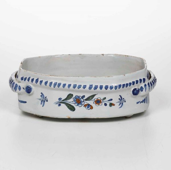 Bacinella ottagonale<BR>Francia, Manifattura La Rochelle, terzo quarto del XVIII secolo  - Asta Bacili da barbiere, bacinelle e fioriere in maiolica francese da collezione - Associazione Nazionale - Case d'Asta italiane