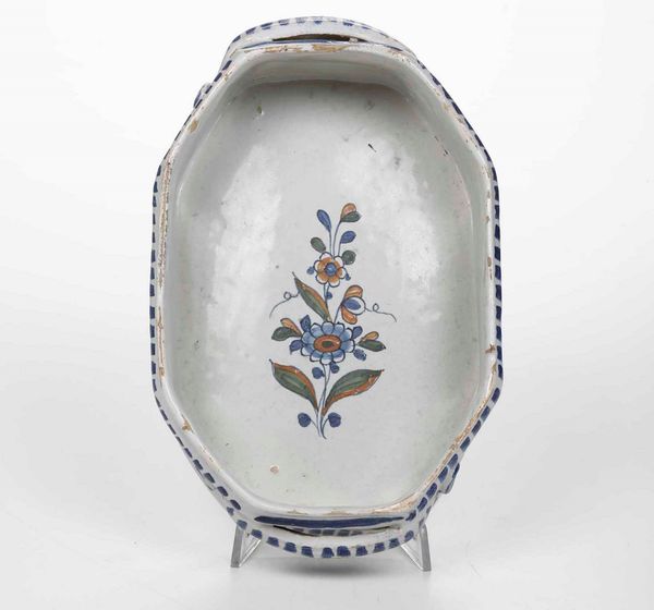 Bacinella ottagonale<BR>Francia, Manifattura La Rochelle, terzo quarto del XVIII secolo  - Asta Bacili da barbiere, bacinelle e fioriere in maiolica francese da collezione - Associazione Nazionale - Case d'Asta italiane
