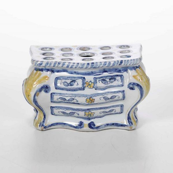 Fioriera<BR>Francia, Manifattura di La Rochelle, XIX secolo<BR>  - Asta Bacili da barbiere, bacinelle e fioriere in maiolica francese da collezione - Associazione Nazionale - Case d'Asta italiane