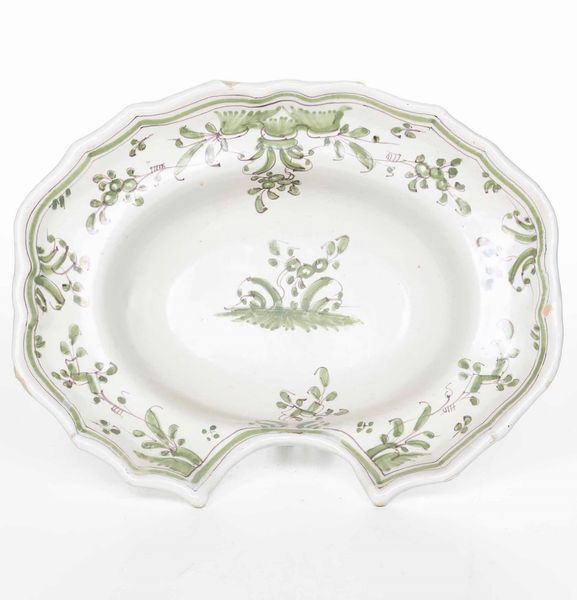 Bacile da barbiere<BR>Francia, Manifattura di Moustier o di Montauban (Tarn et Garonne), XVIII secolo  - Asta Bacili da barbiere, bacinelle e fioriere in maiolica francese da collezione - Associazione Nazionale - Case d'Asta italiane