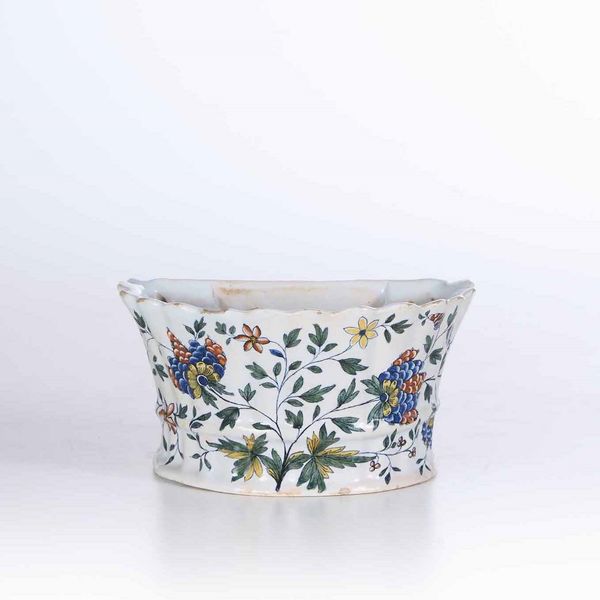 Fioriera <BR>Francia, Rouen, Manifattura Guillibaud, verso 1740<BR><BR>  - Asta Bacili da barbiere, bacinelle e fioriere in maiolica francese da collezione - Associazione Nazionale - Case d'Asta italiane