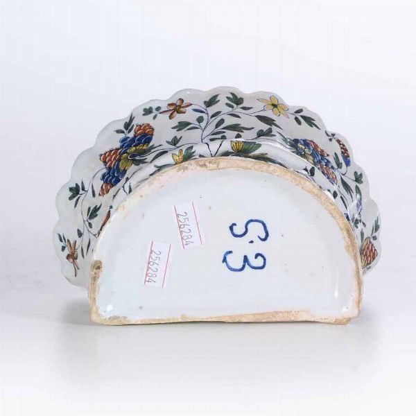 Fioriera <BR>Francia, Rouen, Manifattura Guillibaud, verso 1740<BR><BR>  - Asta Bacili da barbiere, bacinelle e fioriere in maiolica francese da collezione - Associazione Nazionale - Case d'Asta italiane