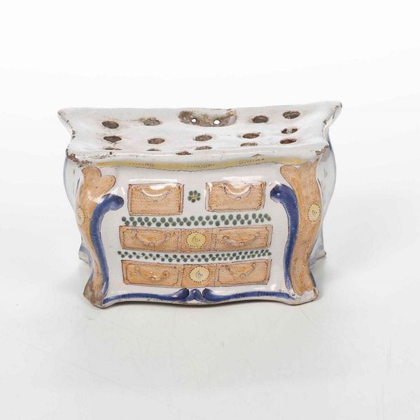 Fioriera a forma di commode<BR>Francia, Manifattura di La Rochelle, seconda met del XVIII o inizio del XIX secolo  - Asta Bacili da barbiere, bacinelle e fioriere in maiolica francese da collezione - Associazione Nazionale - Case d'Asta italiane