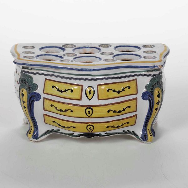 Fioriera a forma di commode<BR>Francia, Manifattura di Nevers o Rouen, 1760 circa<BR>  - Asta Bacili da barbiere, bacinelle e fioriere in maiolica francese da collezione - Associazione Nazionale - Case d'Asta italiane