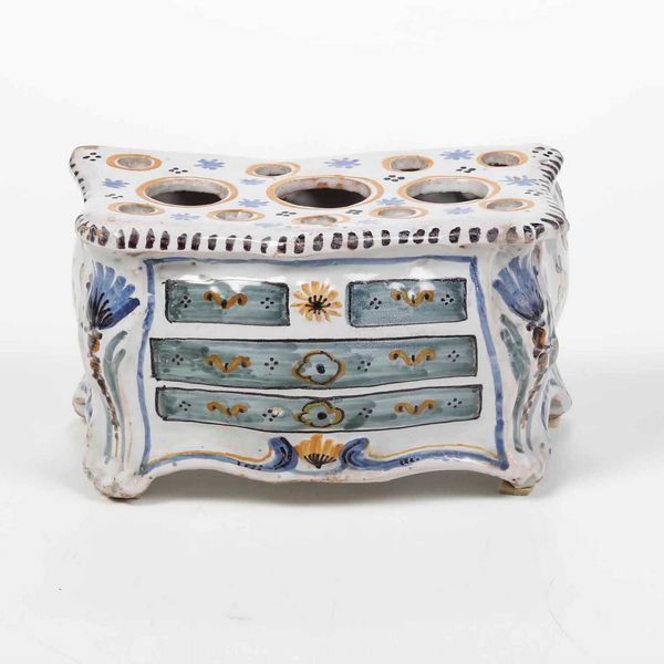 Fioriera a forma di commode<BR>Francia, Manifattura di Nevers, 1760 circa  - Asta Bacili da barbiere, bacinelle e fioriere in maiolica francese da collezione - Associazione Nazionale - Case d'Asta italiane