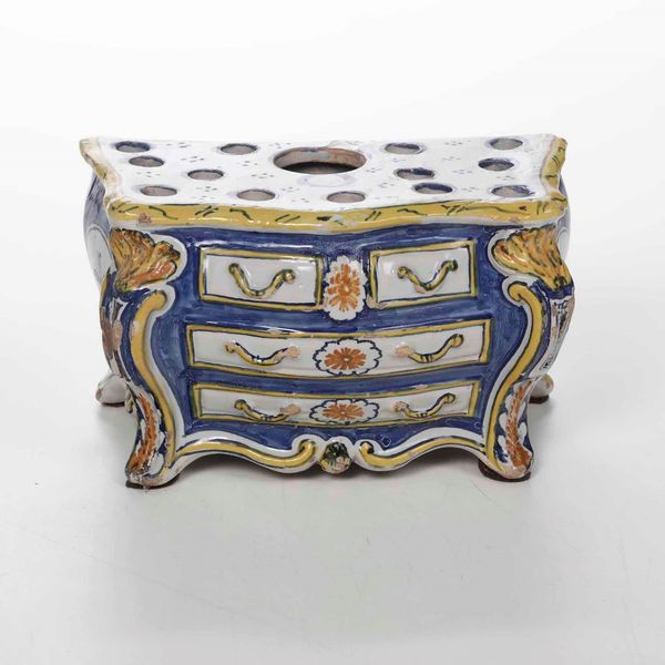 Fioriera a forma di commode<BR>Francia, Manifattura di Nevers, 1760 circa  - Asta Bacili da barbiere, bacinelle e fioriere in maiolica francese da collezione - Associazione Nazionale - Case d'Asta italiane
