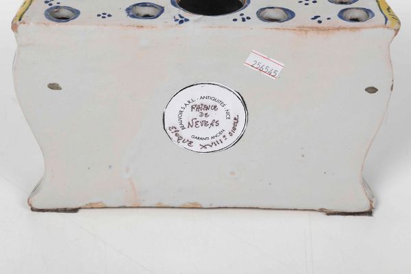 Fioriera a forma di commode<BR>Francia, Manifattura di Nevers, 1760 circa  - Asta Bacili da barbiere, bacinelle e fioriere in maiolica francese da collezione - Associazione Nazionale - Case d'Asta italiane