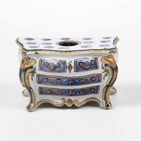 Fioriera a forma di commode<BR>Francia, Manifattura La Rochelle, 1760 circa<BR>  - Asta Bacili da barbiere, bacinelle e fioriere in maiolica francese da collezione - Associazione Nazionale - Case d'Asta italiane
