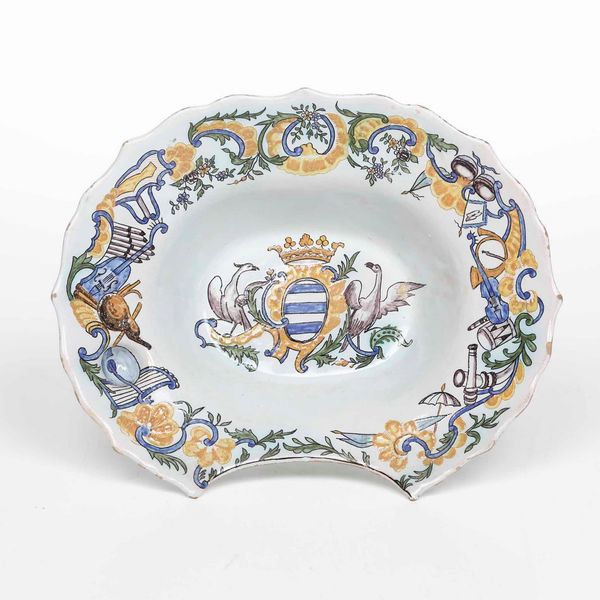 Bacile da barbiere<BR>Francia, Manifattura di Moustier(?), XIX o XX secolo  - Asta Bacili da barbiere, bacinelle e fioriere in maiolica francese da collezione - Associazione Nazionale - Case d'Asta italiane