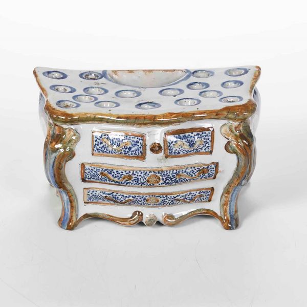 Fioriera a forma di commode<BR>Francia, Manifattura La Rochelle, 1760 circa<BR>  - Asta Bacili da barbiere, bacinelle e fioriere in maiolica francese da collezione - Associazione Nazionale - Case d'Asta italiane