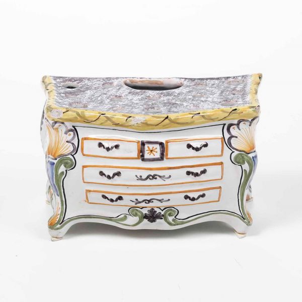 Fioriera a forma di commode<BR>Francia, Manifattura La Rochelle, 1760 circa<BR>  - Asta Bacili da barbiere, bacinelle e fioriere in maiolica francese da collezione - Associazione Nazionale - Case d'Asta italiane