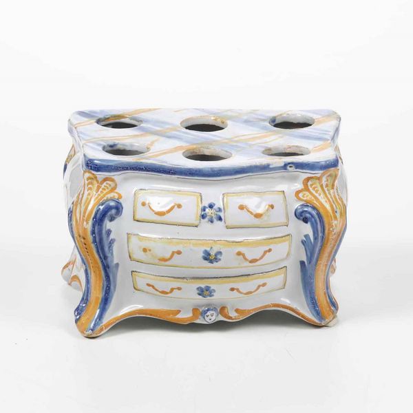 Fioriera a forma di commode<BR>Francia, Manifattura La Rochelle, terzo quarto del XVIII secolo  - Asta Bacili da barbiere, bacinelle e fioriere in maiolica francese da collezione - Associazione Nazionale - Case d'Asta italiane
