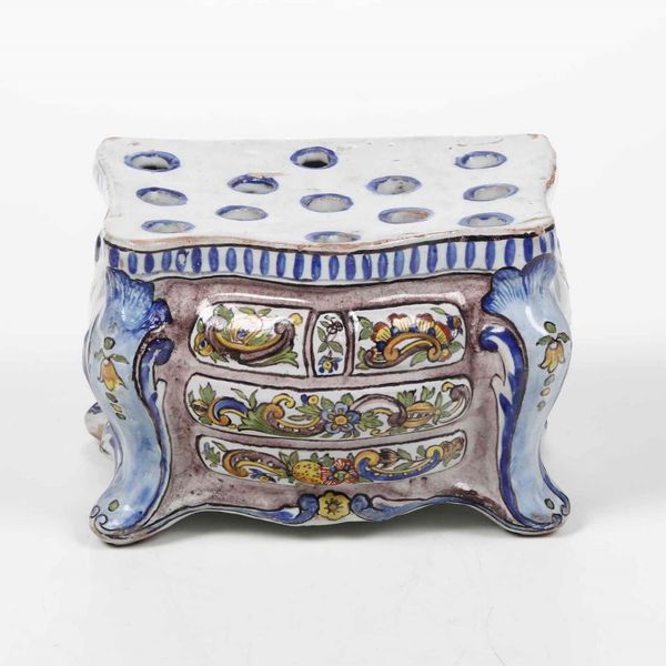 Fioriera a forma di commode <BR>Francia, Manifattura di Angoulme (Charante, nuova Aquitania), fine del XVIII secolo  - Asta Bacili da barbiere, bacinelle e fioriere in maiolica francese da collezione - Associazione Nazionale - Case d'Asta italiane