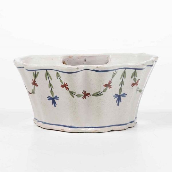 Fioriera da parete<BR>Francia, Charente-Maritime, Manifattura di Marans (?), 1800 circa  - Asta Bacili da barbiere, bacinelle e fioriere in maiolica francese da collezione - Associazione Nazionale - Case d'Asta italiane
