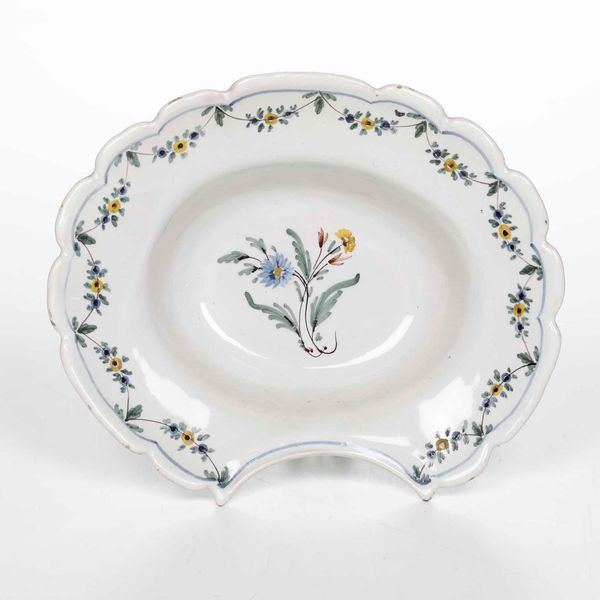 Bacile da barbiere<BR>Francia, Manifattura di Moustiers (?), XIX secolo  - Asta Bacili da barbiere, bacinelle e fioriere in maiolica francese da collezione - Associazione Nazionale - Case d'Asta italiane