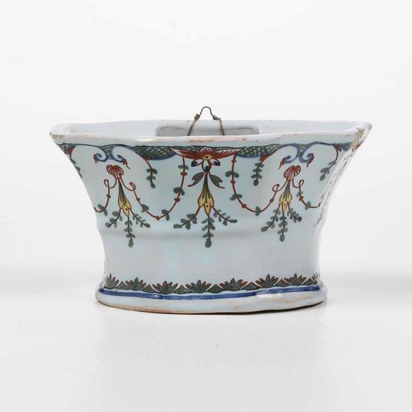 Fioriera da parete<BR>Francia, Manifattura di Rouen, XVIII secolo  - Asta Bacili da barbiere, bacinelle e fioriere in maiolica francese da collezione - Associazione Nazionale - Case d'Asta italiane