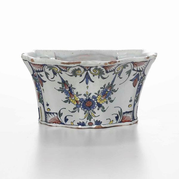 Fioriera da parete<BR>Francia, Manifattura di Rouen, XVIII secolo  - Asta Bacili da barbiere, bacinelle e fioriere in maiolica francese da collezione - Associazione Nazionale - Case d'Asta italiane